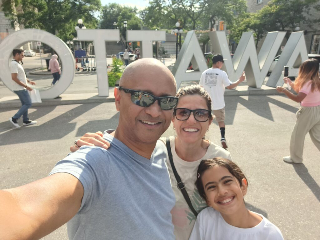 Rose, Vitor e Luisa em frente ao Letreiro Ottawa.