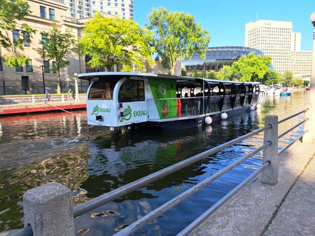 Barco elétrico percorrendo o canal Rideau.