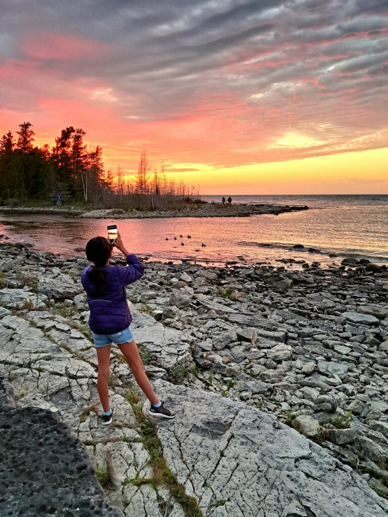 Luisa tirando foto do por do sol em Tobermory.