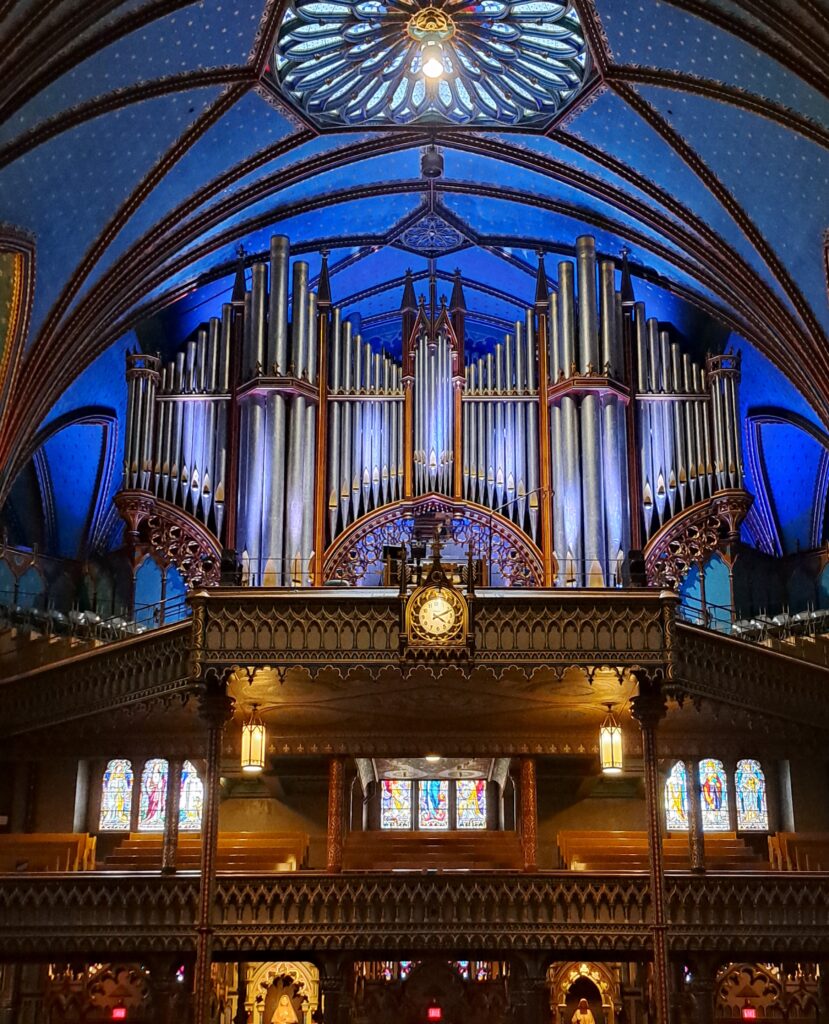 Vista interna da Basílica de Notre Dame em Montreal.