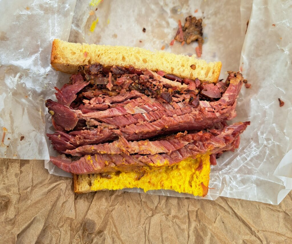 Sanduiche de smoked meat do Schwartz's Deli.