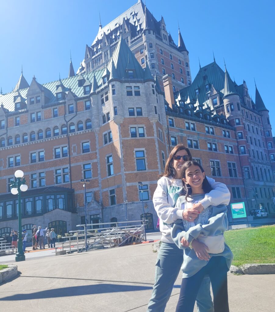 Rose e Luisa em frente ao Château Frontenac, Quebec.