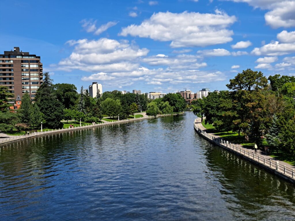 Canal Rideau no bairro Old Ottawa East.
