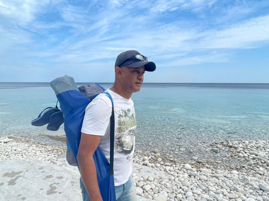 Vitor na praia de Halfway Log Dump. 