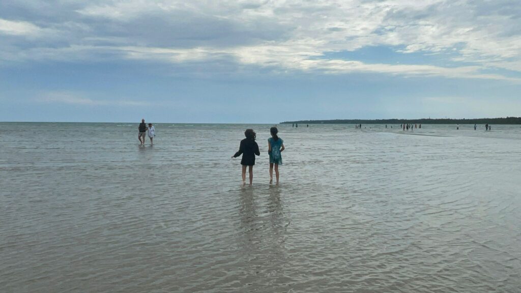 Bia e Luisa na Singing Sands Beach, Tobermory.