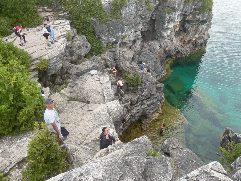 Rose e Vitor no Grotto, Tobermory.