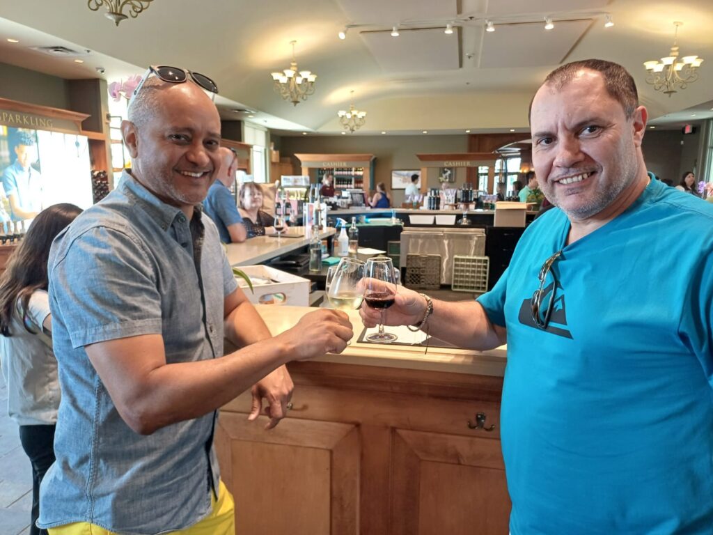 Vitor e Valtinho no bar da Peller Estates Winery, Niagara-on-the-Lake.