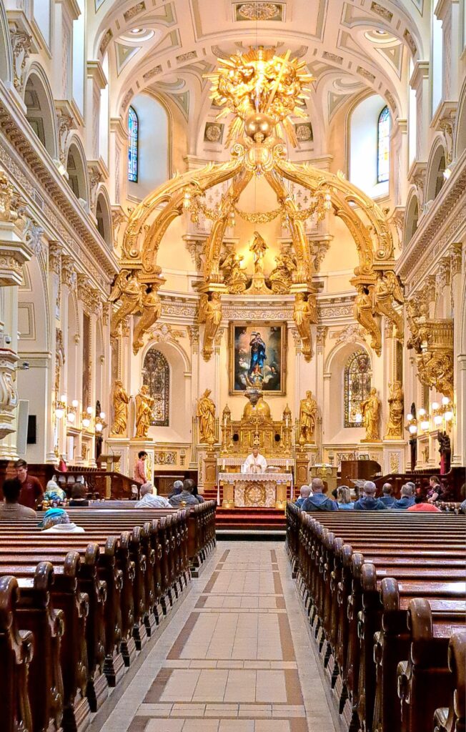Vista de dentro da Basílica de Notre-Dame de Québec.