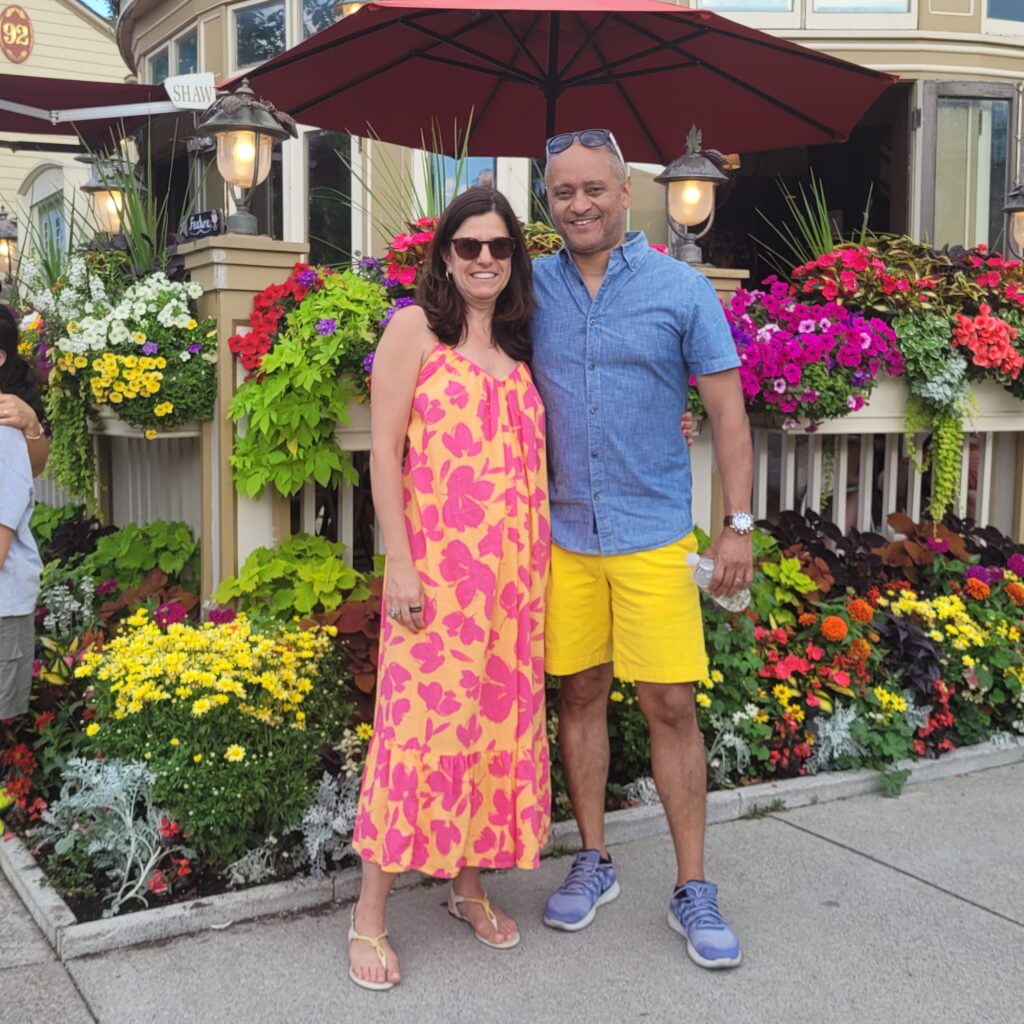 Rose e Vitor na Queen Street, Niagara on the Lake.