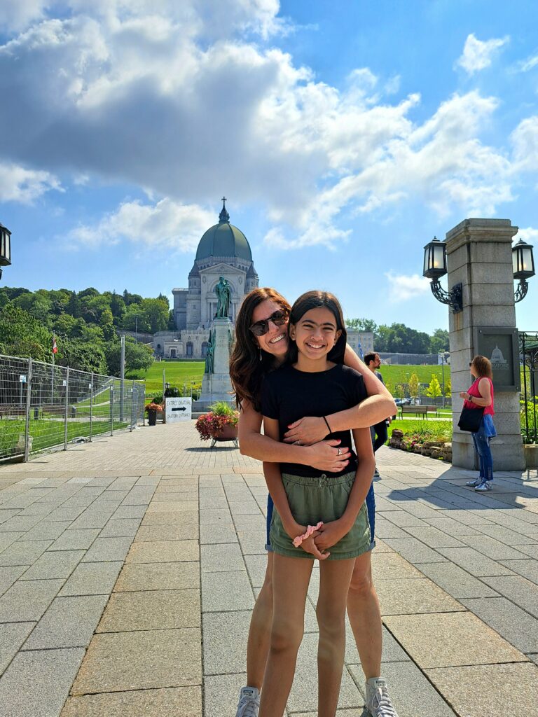 Rose e Luisa em frente ao oratório Saint Joseph em Montreal.