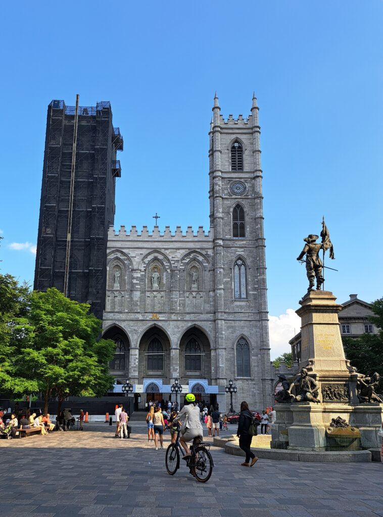 Vista externa da Basílica de Notre Dame em Montreal.